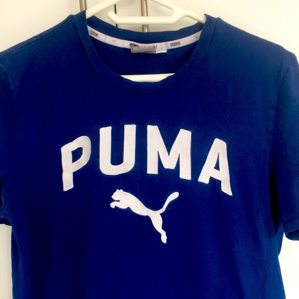 CLASSIC PUMA STYLE ALERT! 👕 Puma Logo Tee - Medium (Unisex)